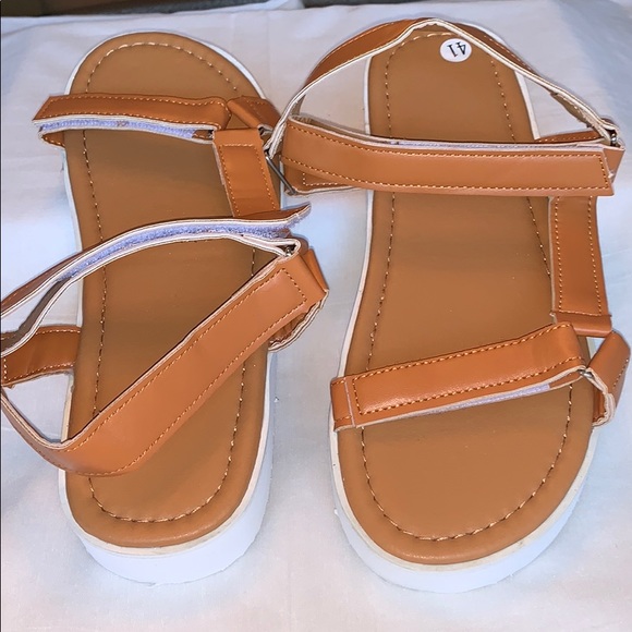 Dad Sandals in Tan and white. Women’s Size 11. - Picture 4 of 5